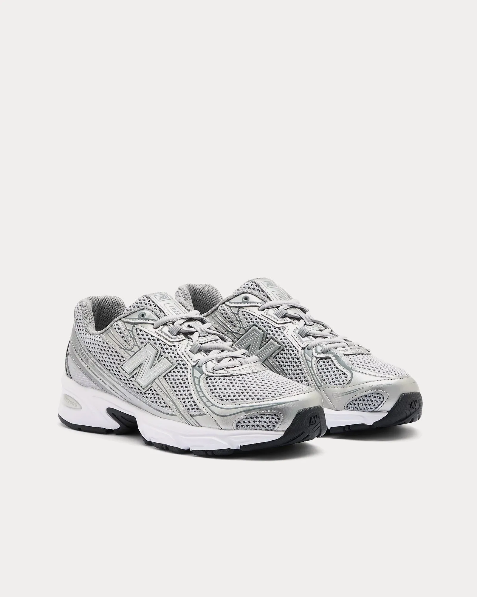 740 Castlerock / Slate Gray / Silver Metallic Low Top Sneakers