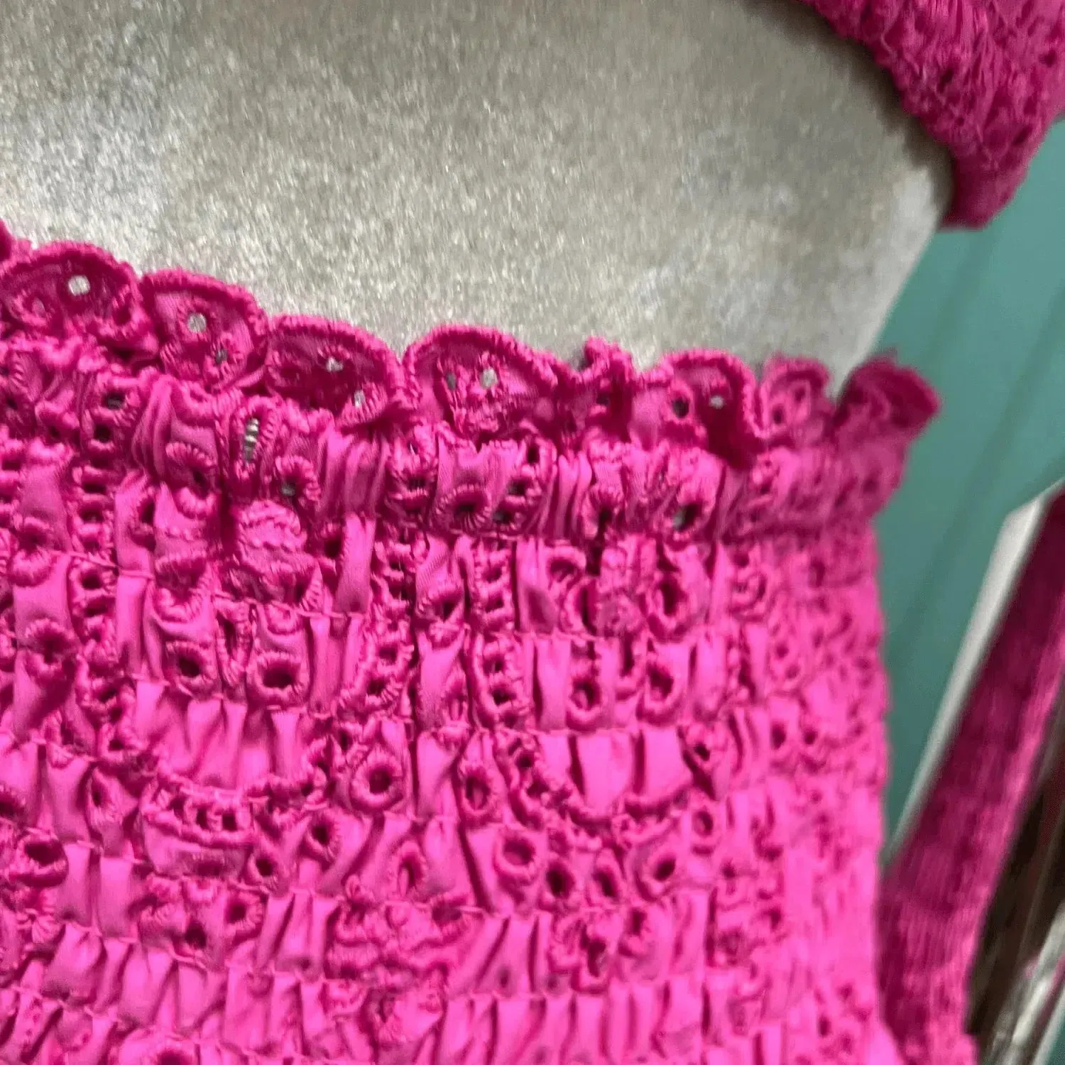 Serivette Pop Set – Pink fringe accents – Frilled high-waisted skirt