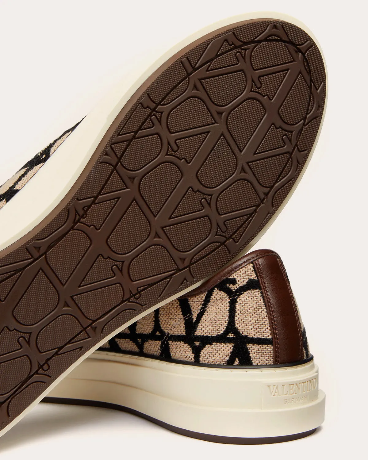 Toile Iconographe Totaloop Beige / Black Low Top Sneakers